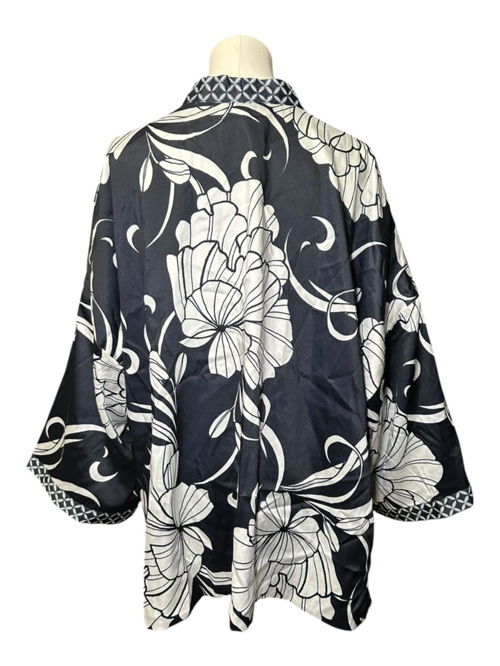Chico's Navy White Covering Ruana Short Kimono NWOT - Picture 6 of 11